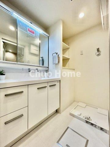 ヴェラハイツ葛西の脱衣所|【洗面所】明るい洗面所は朝をすっきりさせてくれる空間です。バタバタしている忙しい朝でも収納が多い洗面台では短い時間で効率良く支度ができます。