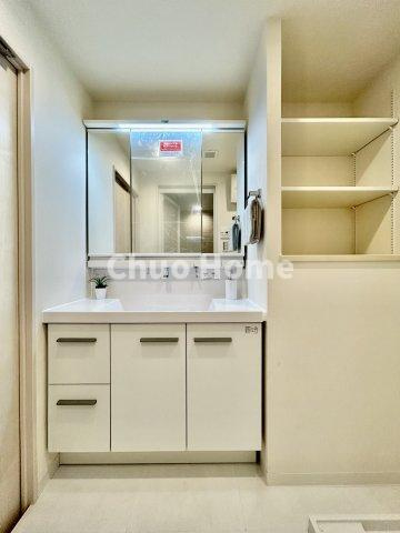 ヴェラハイツ葛西の独立洗面台|【洗面化粧台】洗面化粧台には三面鏡を採用。身だしなみを整えやすい事はもちろんですが、鏡の後ろに収納スペースを設ける事により、散らかりやすい洗面スペースをすっきりさせる事が出来るのも嬉しいですね