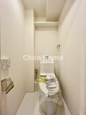 ヴェラハイツ葛西のトイレ|【トイレ】 収納スペースをしっかりと確保した温水洗浄便座機能付きトイレ。温水洗浄便座は清潔にお使いいただくための大切なアイテムです。