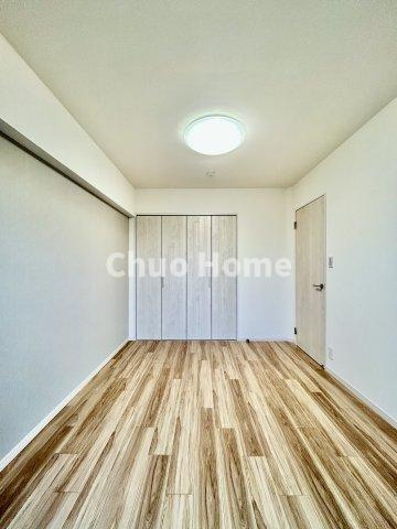 ヴェラハイツ葛西の洋室|【洋室】快適に過ごす条件は、一人ひとり違います。だからこそ飾り過ぎないシンプルな内装と偏り過ぎないデザインで統一しております。居住していく中でオーナー様だけの【マイホーム】に創り上げて下さい