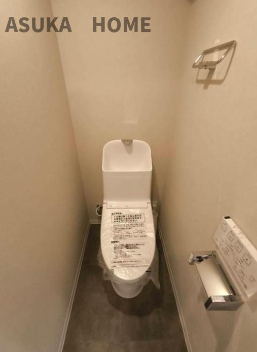 三ツ沢ハイタウン一号棟のトイレ|温水洗浄便座付の清潔感のあるトイレですね。