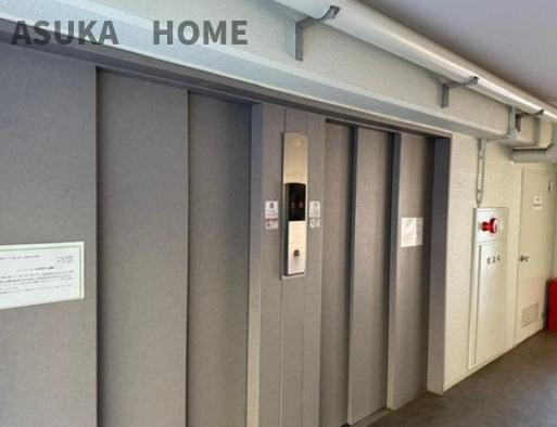 三ツ沢ハイタウン一号棟のその他共用部分|エレベーターが2基設置されていて、朝の混み合う時間帯もスムーズに出勤できますね。