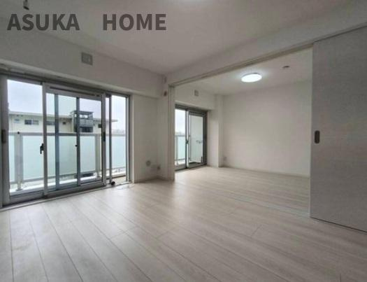 三ツ沢ハイタウン一号棟の居間・リビング|開放的な日当たり良好なリビングスペースです。家族との楽しい時間が増えそうですね。