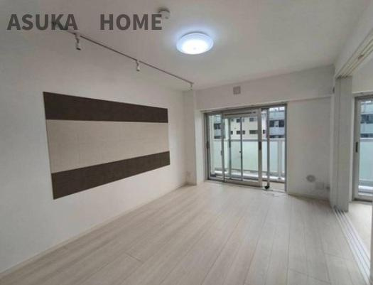 三ツ沢ハイタウン一号棟の居間・リビング|家族のコミュニケーションが生まれそうな開放的なリビングですね。