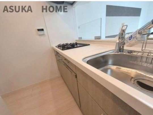 三ツ沢ハイタウン一号棟のキッチン|リビングが見渡せるカウンターキッチン、お料理をしながら大切な家族との会話も楽しめそうですね。