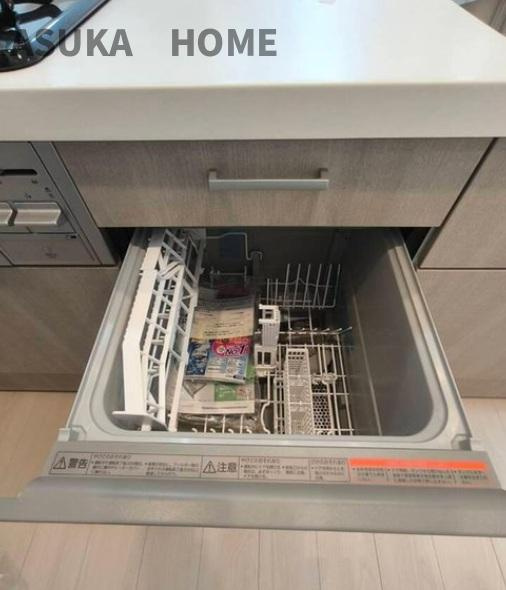 三ツ沢ハイタウン一号棟のキッチン|食器洗乾燥機は家事の負担が減ったり、水の節約にもなり嬉しい設備ですね。