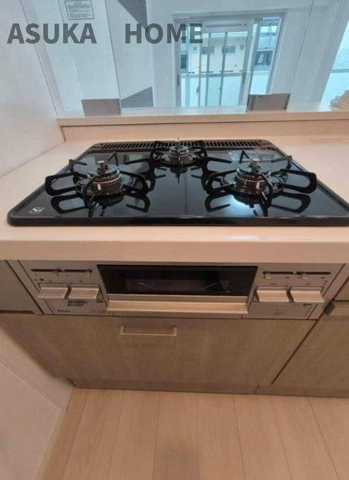 三ツ沢ハイタウン一号棟のキッチン|グリル付き三口ガスコンロでいろんなお料理を楽しめそうですね。お掃除もラクラクですね。