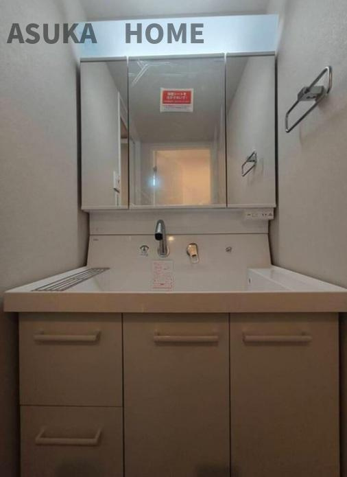 三ツ沢ハイタウン一号棟の独立洗面台|一日の始まりの朝、歯磨きをしたりメイクや髪をセットしたり・・・使いやすさが考えられた3面鏡です♪