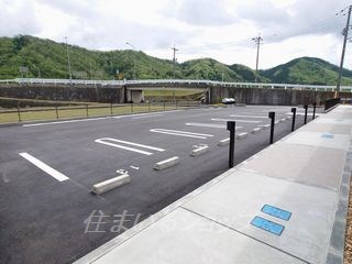 安芸高田市吉田町常友のアパートの駐車場