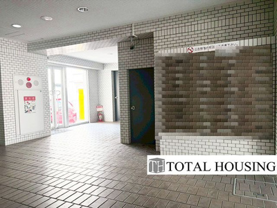 【エントランス】 | フローラル南27条 | 落ち着いた雰囲気のエントランスで、住む人に心地よいひとときを提供します。集合ポストが設けられています。