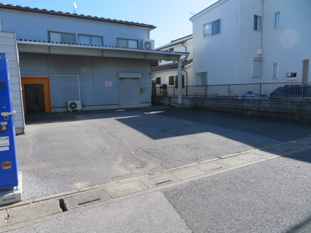 越谷市東大沢４丁目の倉庫の駐車場|前面駐車スペース