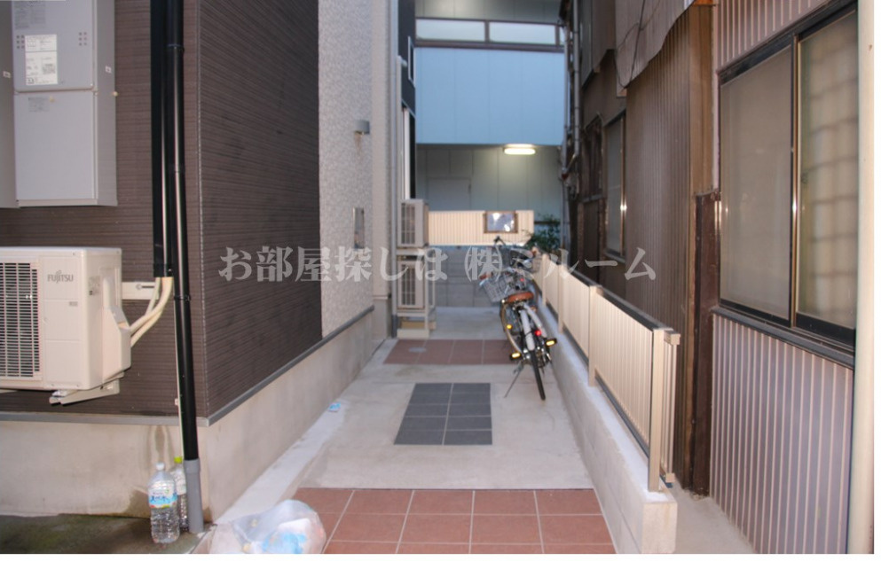 アーバンレジスのエントランス|駐輪は共用スペースをご利用下さい。