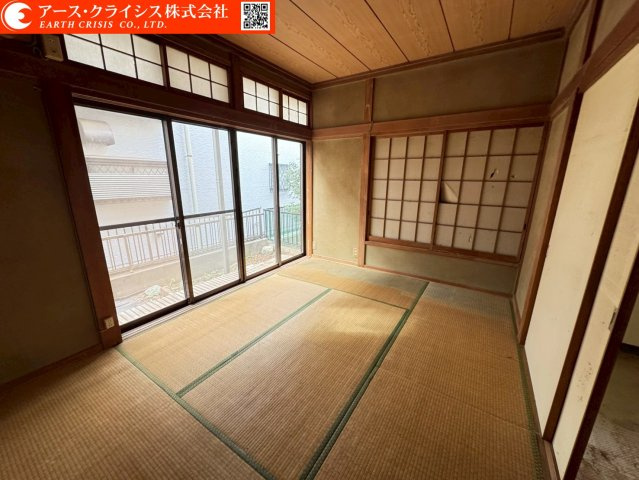 【和室】 | 流山市東深井 | 窓から差し込む自然光が室内を明るく照らすリビング。穏やかな時間が流れる空間で、テレビを見たり読書をしたり、思い思いの時間を過ごせます。家族の思い出が積み重なっていく中心スペースです。