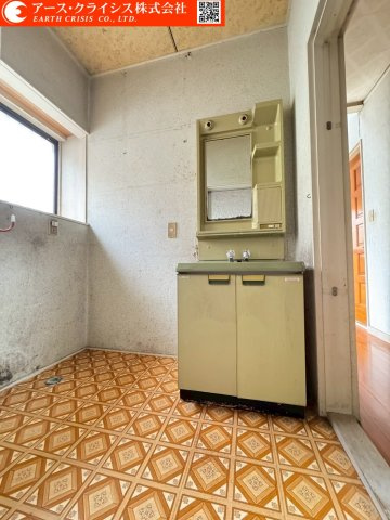 【洗面所】 | 流山市東深井 | 洗面スペースは身支度がしやすい設計。収納もあり、日用品をすっきり整理できます。明るく清潔感のある洗面空間は毎日の身支度時間を快適にサポートします。