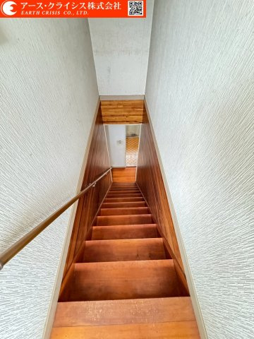 【その他】 | 流山市東深井 | 上下階をつなぐ階段は、毎日の動線を支える大切な空間。手すり付きで安心感があり、小さなお子様からご年配の方まで配慮された設計です。