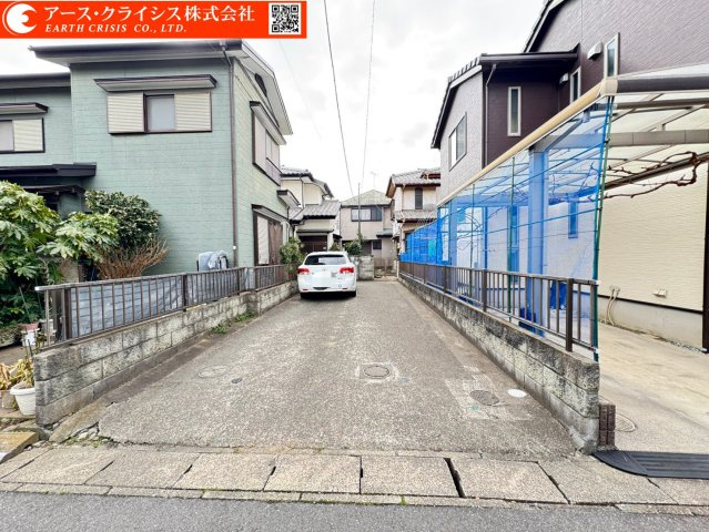 【外観】 | 流山市東深井 | 土地約41坪のゆとりある敷地に佇む一戸建て。駐車2台可能で、来客時や将来的な車の増台にも対応できます。落ち着いた住宅街に位置しながら、駅徒歩11分の利便性も兼ね備えたバランスの良い住まいです。