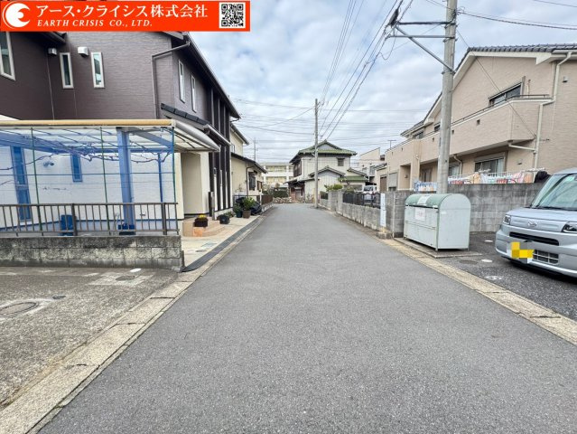 【前面道路含む現地写真】 | 流山市東深井 | 駅徒歩圏でありながら、敷地面積約41坪のゆとりを確保。戸建ならではの独立性と開放感を感じられる外観が魅力です。