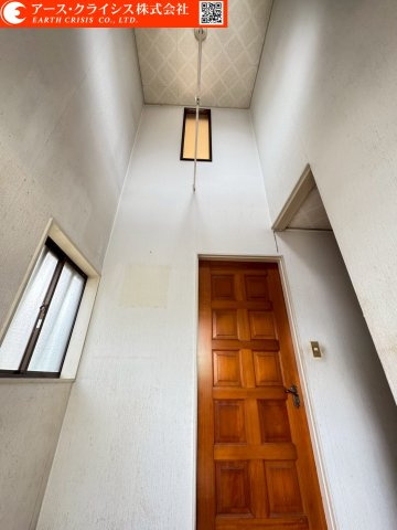 【その他】 | 流山市東深井 | 視線が縦に抜ける吹き抜けは、空間に奥行きと上質感をプラス。戸建ならではの贅沢な設計が、ワンランク上の住まいを印象づけます。来客時にも印象に残る開放的な空間で、日常の暮らしをより特別なものにしてくれます