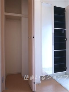グレイス亀山の玄関|ミラー付き大型シューズボックス