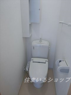 グレイス亀山のトイレ|シャワートイレ・収納棚あり