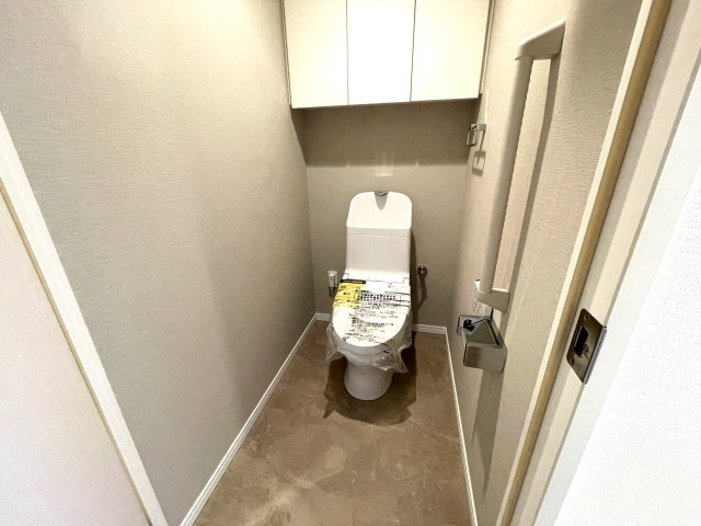 アルファライフ博多のトイレ|
縦型トイレはお掃除などお手入れがしやすく常に清潔に保ちやすいですよ♪
