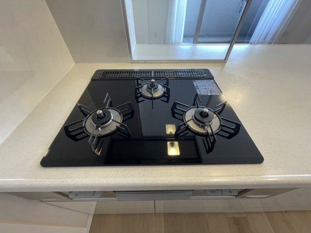 アルファライフ博多のキッチン|三口コンロなので効率よく家事ができます☆