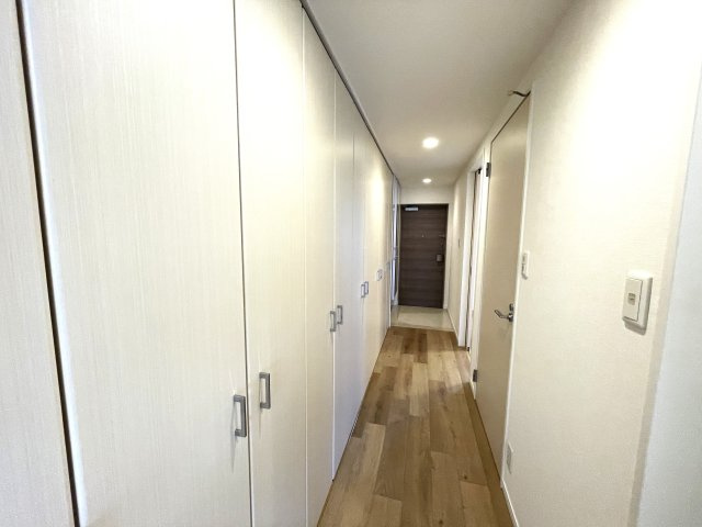 アルファライフ博多の玄関|廊下部にも収納がたくさんありきれいに整理整頓できそうですね♪