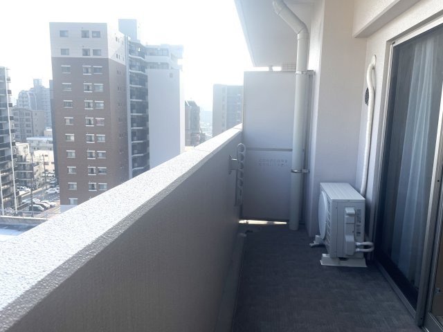 アルファライフ博多のバルコニー|
幅が広くクリーンな印象のバルコニー☆
大きなバルコニーは柔らかい風を運んできます…♪
洗濯物もたくさん干せそうですね！