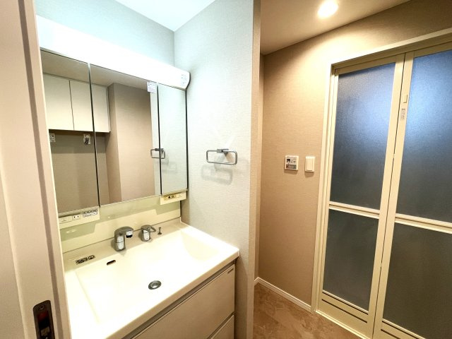 アルファライフ博多の独立洗面台|
個人的に、リフォームするならこだわりたいランキング第1位！！洗面です。収納豊富な3面鏡は朝の強い味方です☆
