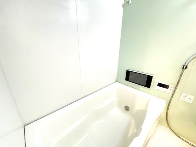 アルファライフ博多の浴室|
清潔感溢れるバスルーム☆
浴室乾燥システムなど嬉しい機能が充実♪日々の疲れを癒します☆