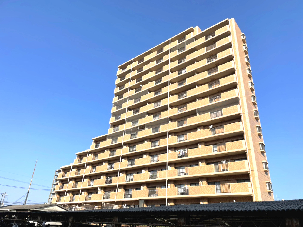 ライオンズマンション倉敷幸町の外観|JR「倉敷」駅から徒歩約15分に位置するマンションです。