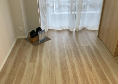 【洋室】 | めじろ台ハイム | 洋室のメリットは重い家具が置きやすく、身の回りが整理しやすいことです。 床がフローリングのため畳とは異なり凹みにくいです。 クローゼットなど収納が豊富で、普段使わない旅行カバンや服の整頓も簡単にです。