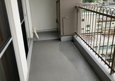 【バルコニー】 | めじろ台ハイム | バルコニーは、室外の専用スペースのうち、「屋根がなく開放された空間」であるものを指します。ベランダより広いタイプのものが多く、日当たりもよいため家庭菜園などを楽しみたい人にとって適した環境となります。