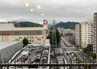 【展望】 | めじろ台ハイム | 眺望の良さを楽しめるダイニングキッチンで家族団らんの時間を過ごしてはいかがでしょうか。バルコニーから見える景色を家族で眺める時間は、時間が経つのを忘れてしまいそうですね。是非、現地を見に行きましょう！