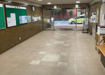 【エントランス】 | めじろ台ハイム | マンションのエントランスには、もともと風よけや防犯の役割がありますが、マンションによって宅配ボックスなどの設備が備わっている所もあります。日々の生活をイメージしながら生活しやすさをチェックしましょう。