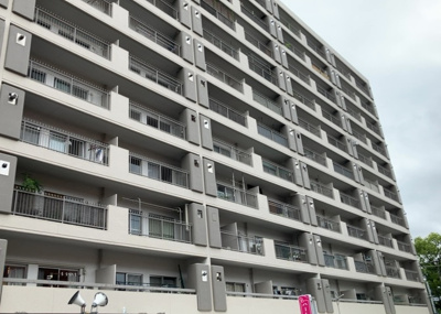 【現況写真】 | めじろ台ハイム | 外観はマンション管理がされているかの目安になります。築年数が古いと、壁面は劣化してひび割れが生じることも！建物が古びていても細かいところが修繕されていると、きちんと管理されているなぁと感じるでしょう。