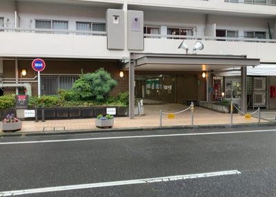 【庭】 | めじろ台ハイム | 物件によっては、入居者が個人的に使用できる専用庭がついているものもあります。また、住宅の中にある土間の部分を庭と呼ぶこともあります。庭の用途は住む人によって変わり、それによってデザインもさまざまです。