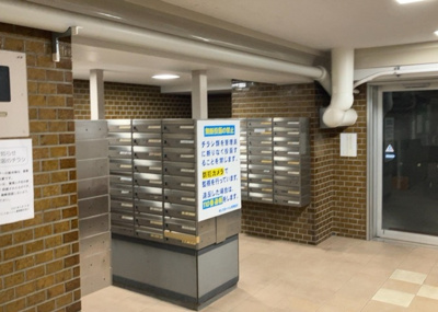 【設備】 | めじろ台ハイム | エントランス付近に設置されている集合ポストは、住んでいる部屋と離れているため、ポストをあさるなど誰かに何かされていても被害に気づきにくいです。入居する時には他人に特定されにくい番号で鍵をかけましょう！