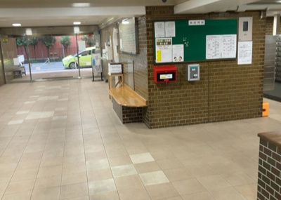【ロビー】 | めじろ台ハイム | ロビーというと、エントランスと何がちがうの？と思いますよね。実はロビーとエントランスには明確な決まりはありません。物件によっては、エントランスを入って広がるある程度の広さのある空間がロビーとなります。