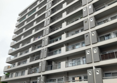 【構造・工法・仕様】 | めじろ台ハイム | ＲＣ造、Reinforced Concreteは直訳すると補強されたコンクリートです。主に柱や梁・床・壁が鉄筋とコンクリートで構成おり、鉄筋を組んだ型枠にコンクリートを流し込んで固めたものを指します。