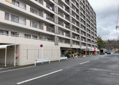 【外観】 | めじろ台ハイム | 外観はマンション管理がされているかの目安になります。築年数が古いと、壁面は劣化してひび割れが生じることも！建物が古びていても細かいところが修繕されていると、きちんと管理されているなぁと感じるでしょう。