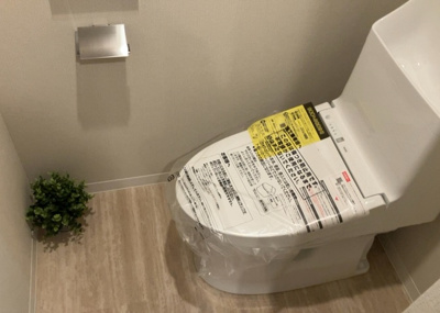 【トイレ】 | めじろ台ハイム | トイレは大きさや形、機能、抗菌性などが異なる多種多彩なタイプが各メーカーから出ています。それぞれに良さがあるため、事前にどういったタイプのトイレがいいのかをご家庭内で決めて、内見に行くといいでしょう。
