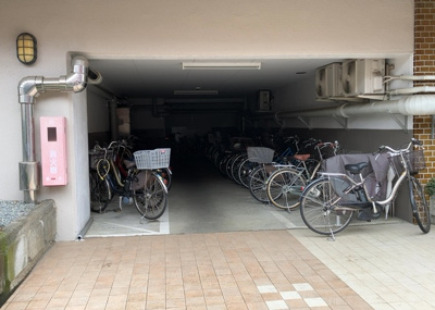 【駐車場】 | めじろ台ハイム | 車一台あたりに必要なスペースは、標準サイズの普通自動車で横幅2m50cm、長さ5mは必要になります。ただし、乗降のことも考慮して横幅3m30cm、長さ5m50cmほどは確保できるところを選びましょう。