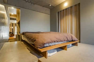 【寝室】 | エグザガーデンブリーズ館 | 寝室でゆっくりと過ごすためにはベッド周りの適度な空間を担保することや窓の位置、照明の明るさ、寝室の広さなどを考える必要があります。自身や家族の構成とライフスタイルに併せて寝室にする部屋を選びましょう！