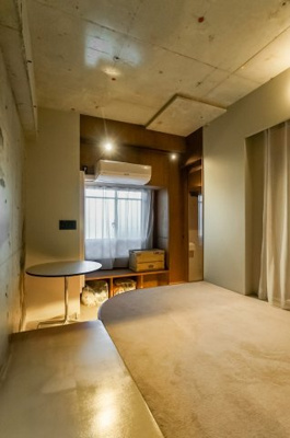 【洋室】 | エグザガーデンブリーズ館 | 洋室のメリットは重い家具が置きやすく、身の回りが整理しやすいことです。 床がフローリングのため畳とは異なり凹みにくいです。 クローゼットなど収納が豊富で、普段使わない旅行カバンや服の整頓も簡単にです。