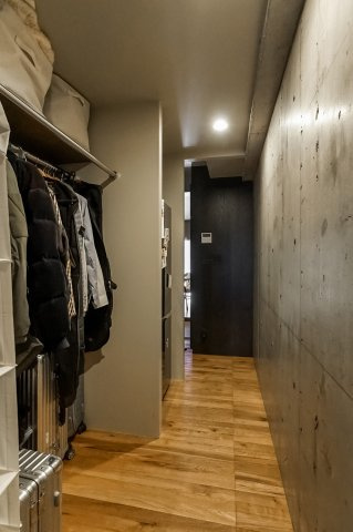 【収納】 | エグザガーデンブリーズ館 | ウォークインクローゼットがあれば、クローゼット内でコーディネートが完成できますし、季節の変わり目に行う衣替えの手間も省けます。また、スーツケースなど大きいものもしまうことができ使い勝手がよいです。