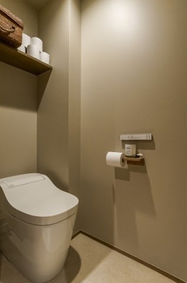 【トイレ】 | エグザガーデンブリーズ館 | トイレは大きさや形、機能、抗菌性などが異なる多種多彩なタイプが各メーカーから出ています。それぞれに良さがあるため、事前にどういったタイプのトイレがいいのかをご家庭内で決めて、内見に行くといいでしょう。
