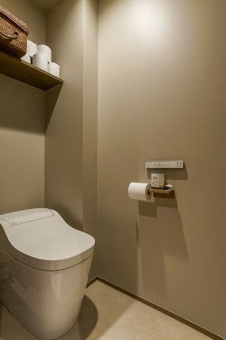 【トイレ】 | エグザガーデンブリーズ館 | トイレは大きさや形、機能、抗菌性などが異なる多種多彩なタイプが各メーカーから出ています。それぞれに良さがあるため、事前にどういったタイプのトイレがいいのかをご家庭内で決めて、内見に行くといいでしょう。