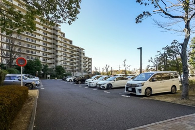 【駐車場】 | エグザガーデンブリーズ館 | 車一台あたりに必要なスペースは、標準サイズの普通自動車で横幅2m50cm、長さ5mは必要になります。ただし、乗降のことも考慮して横幅3m30cm、長さ5m50cmほどは確保できるところを選びましょう。