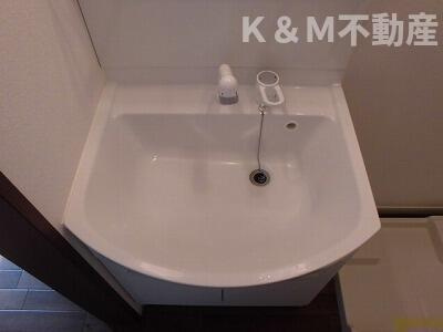 セノーテの洗面所|明るい洗面所です